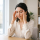 Comment le stress touche-t-il vos dents ? Serrement, grincement et douleur à la mâchoire